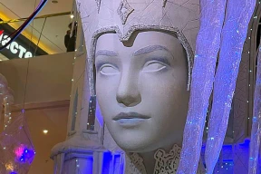 Гигансткая Снежная королева «поселилась» в торговом центре в Минске